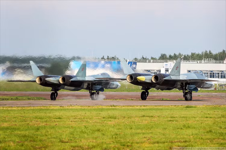 Phía Nga cũng cho rằng, FGFA được phát triển dựa trên cơ sở chiến đấu cơ thế hệ thứ 5 Su-57 của Nga là hoàn toàn phù hợp với yêu cầu kỹ thuật của phía Ấn Độ. Và nếu được thông qua Không quân Ấn Độ sẽ là khách hàng đầu tiên của “Su-57”, sau đó dòng chiến đấu cơ này sẽ được Nga xuất khẩu cho các đối tác chiến lược khác của mình. Nguồn ảnh: LiveJournal.