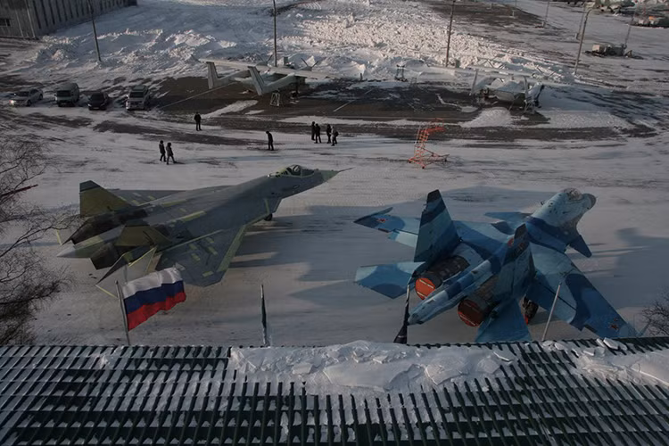 Đây cũng chính là lý do lớn nhất khiến Ấn Độ cân nhắc có nên tiếp tục chương trình FGFA hay không, mặt khác Nga cũng đang tích cực phát triển một dòng động cơ phản lực khác dành riêng cho Su-57 hứa hẹn sẽ loại bỏ hết “nhược điểm” vốn có trên các dòng động cơ AL-41F và là nút thắt để Nga hoàn thiện chiến đấu cơ tàng hình đầu tiên của mình. Nguồn ảnh: MilitaryRussia.Ru.