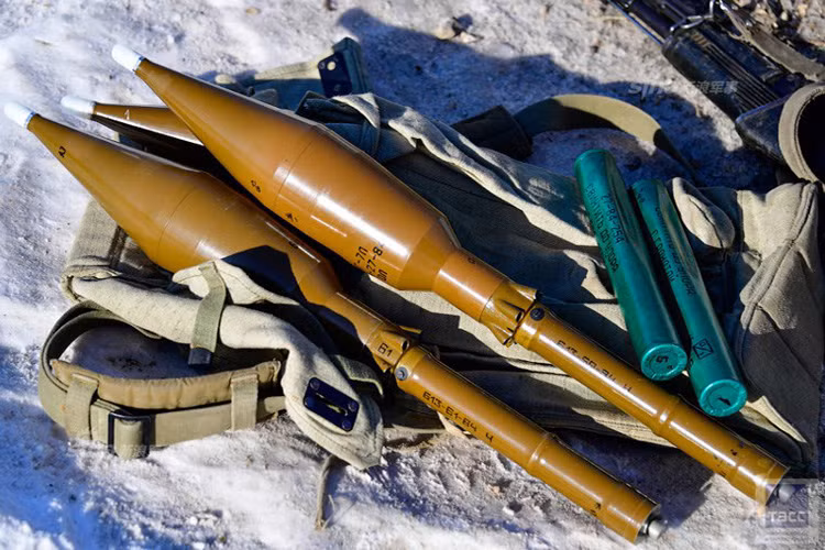 Được biết hiện tại Quân đội Philippines cũng đang sở hữu mẫu súng chống tăng tương tự như RPG-7 là ATGL-L2 một bản sao do Bulgaria chế tạo với số lượng hơn 250 đơn vị. Tuy nhiên thay vì tiếp tục mua ATGL-L2 từ Bulgaria, Philippines lại chuyển sang mua RPG-7B của Nga.