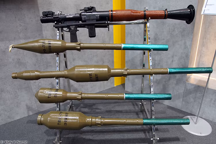 RPG-7 được thiết kế để có thể bắn nhiều loại đạn khác nhau như đạn xuyên giáp diệt tăng, đạn chống bộ binh, đạn phá công sự. Mẫu đạn tiêu chuẩn gắn liền với tên tuổi của RPG-7 là PG-7V được đưa vào sử dụng năm 1961 có tầm bắn mục tiêu di động 250m, xuyên giáp dày 260mm. Nguồn ảnh: Vitaly Kuzmin.