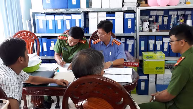 Khoi to 2 can bo So Tai nguyen Moi truong gay that thoat tien ty