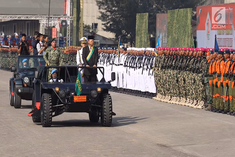 Theo đó hôm 3/10 vừa rồi, Quân đội Indonesia vừa tổ chức lễ duyệt binh kỷ niệm 72 năm thành lập với sự tham gia của gần 6.000 binh đại diện cho các binh chủng thuộc lực lượng vũ trang nước này, cùng với đó là hàng trăm thiết bị quân sự gồm các phương tiện bọc thép, trực thăng, máy bay chiến đấu, tàu chiến mặt nước và cả biên đội tàu ngầm. Nguồn ảnh: liputan6.