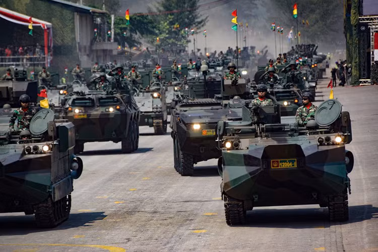 Theo ngay sau là đội hình xe bọc thép lội nước LVT7 của Thủy quân Lục chiến Indonesia. Nguồn ảnh: Tirto.