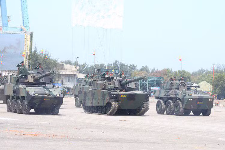 Xe tăng Black Tiger, xe chiến đấu bộ binh Pandur II với tháp pháo 105mm và phương tiện chiến đấu bọc thép Hanwha, bộ ba phương tiện chiến đấu bọc thép do Indonesia chế tạo theo dạng chuyển giao công nghệ từ các đối tác nước ngoài. Nguồn ảnh: Arcinc.id