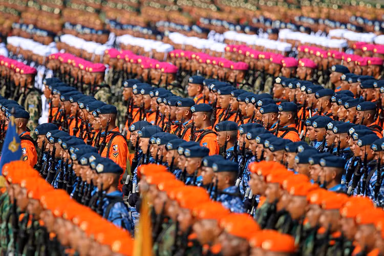 Hiện tại, Quân đội Indonesia có quy mô quân số hơn 470.000 quân với ngân sách quốc phòng hàng năm ước tính 8 tỷ USD, lực lượng dự bị động viên sẵn sàng cho nhập ngũ của Indonesia lên đến 4.5 triệu người. Nguồn ảnh: Sindo News.