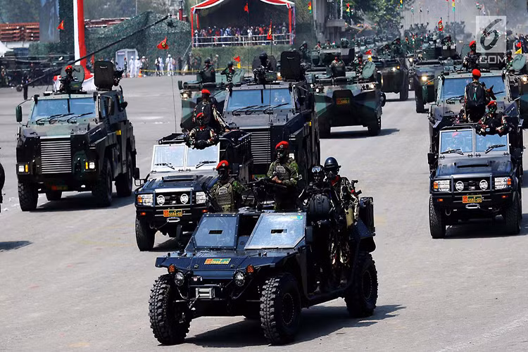 Nối đuôi ngay sau đó là đội hình các phương tiện chiến đấu bọc thép của Indonesia, dù là một quốc đảo nhưng Indonesia lại là quốc gia sở hữu lực lượng tăng thiết giáp mạnh nhất khu vực Đông Nam Á. Nguồn ảnh: liputan6.