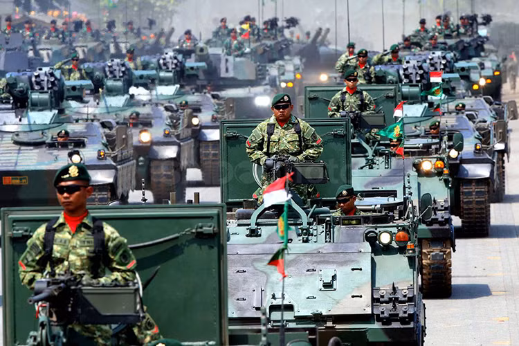 Trong ảnh là đội hình xe bọc thép chở quân gồm xe thiếp giáp M113 và xe chiến đấu bộ binh Marder của Lục quân Indonesia. Nguồn ảnh: Sindo News.