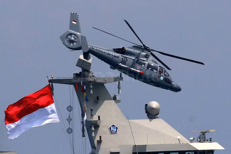 Trực thăng săn ngầm Eurocopter AS565 Panther của Hải quân Indonesia tham gia duyệt binh trên biển hôm 3/10. Nguồn ảnh: Sindo News.