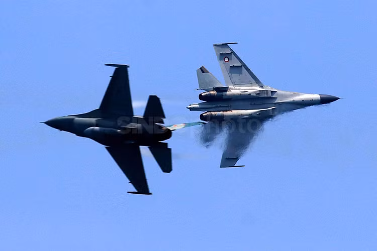 Màn trình diễn giữa bộ đôi chiến đấu cơ F-16 và Su-27 của Không quân Indonesia. Nguồn ảnh: Sindo News.