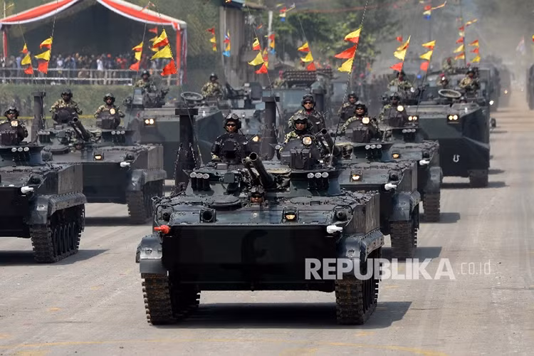 Đội hình xe chiến đấu bộ binh BMP-3 của Thủy quân Lục chiến Indonesia. Nguồn ảnh: Republika.