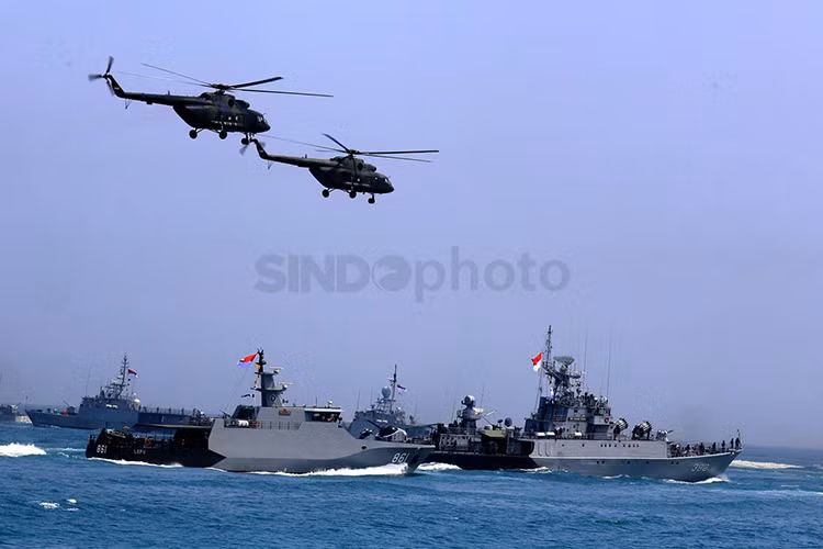 Đại diện Hải quân Indonesia trong lễ duyệt binh tại cảng Cilegon Indah Kiat, với các biên đội tàu tuần tra ven bờ, tàu hộ vệ chống ngầm và tàu hộ vệ tên lửa. Nguồn ảnh: Sindo News.