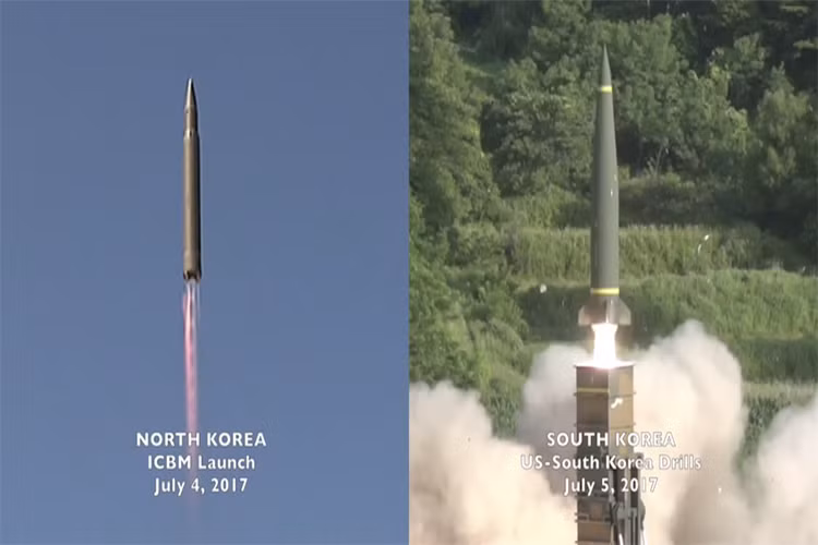 Chương trình phát triển tên lửa của Triều Tiên thậm chí giờ đây cũng đã lôi Hàn Quốc vào cuộc khi Seoul không thể ngồi yên để Bình Nhưỡng ưa làm gì cũng được. Và họ đang và đã đẩy mạnh hơn bao giờ hết chương trình phát triển tên lửa đạn đạo Hyunmoo. Trong ảnh là tên lửa đạn đạo Hwasong-14 của Triều Tiên và Hyunmoo-3 của Hàn Quốc được phóng thử nghiệm cách nhau chỉ 1 ngày trong tháng 7 vừa rồi. Nguồn ảnh: AP News.