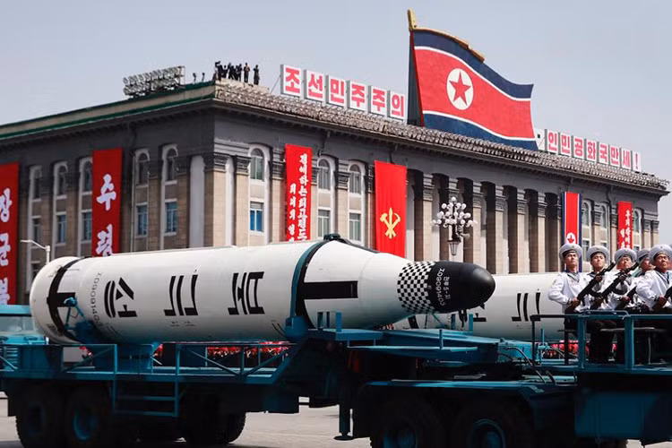 Nhưng vào cuối tháng 9 vừa rồi họ đã làm được điều đó khi thử nghiệm thành công vũ khí nhiệt hạch đầu tiên, cũng như thu nhỏ nó vào bên trong một đầu đạn tên lửa chỉ nặng hơn 500kg một chút. Tới thời điểm hiện tại nhiều khả năng Triều Tiên đã sở hữu đòn tấn công phủ đầu bằng hạt nhân đầu tiên. Nguồn ảnh: UPI.com.