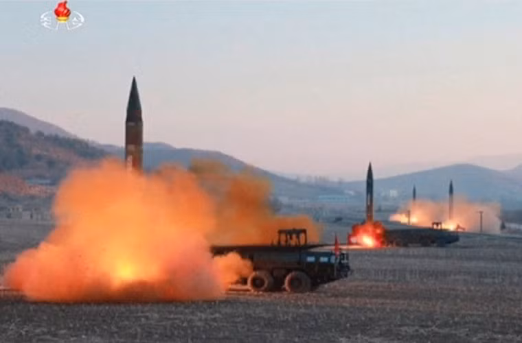 Kể từ mẫu tên lửa đạn đạo Scud-B nội địa đầu tiên cho đến Hwasong-12 và Hwasong-14, công nghệ tên lửa Triều Tiên đã có sự thay đổi vượt bậc cả về chất lẫn lượng. Các tên lửa này không chỉ có tầm bắn xa hơn, cao hơn mà còn ngày càng trở nên chính xác hơn. Và đích đến cuối cùng của chúng chính là khả năng triển khai được đầu đạn hạt nhân. Nguồn ảnh: Business Insider.