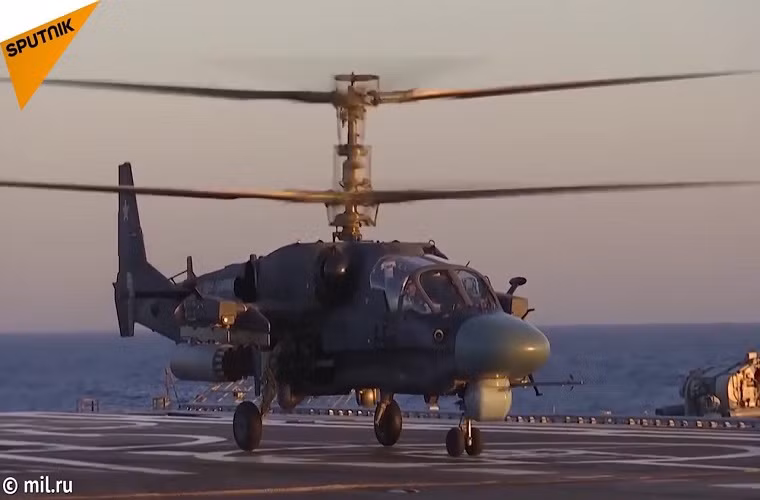 Hơn nữa, Hải quân Nga cũng dự kiến sẽ đưa vào trang bị 2 tàu đổ bộ trực thăng lớp Priboy do nước này tự đóng mới trong năm 2025. Theo như tuyên bố của Hải quân Nga các tàu đổ bộ Priboy có khả năng chuyên chở tới 500 lính thủy đánh bộ, 50 phương tiện chiến đấu; 15 trực thăng vận tải Ka-29, trực thăng săn ngầm Ka-27 và trực thăng Ka-52K, đảm bảo tương lai của Katran đã được khẳng định. Nguồn ảnh: Sputnik.