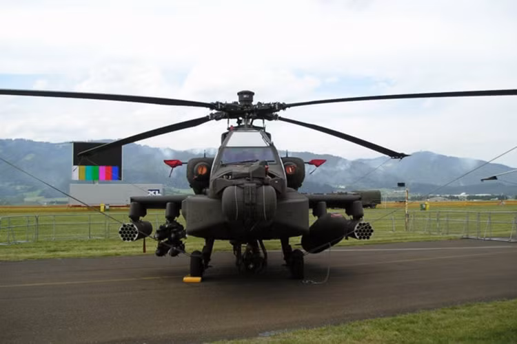 AH-64 Apache là máy bay trực thăng tấn công của lục quân Mỹ, là thế hệ kế tiếp của máy bay trực thăng Bell AH-1 Cobra. Ảnh: Jetphotos.