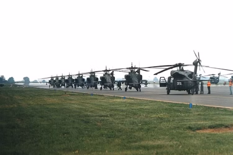 Yonhap ngày 19/10 đưa tin, trực thăng AH-64D Apache của Lực lượng Mỹ tại Hàn Quốc đã được điều tới tham gia hoạt động tập trận chung với Lực lượng Đặc nhiệm tác chiến Hàng hải Hàn Quốc (MCSOF) đang diễn ra tại Hoàng Hải. Ảnh: Jetphotos.