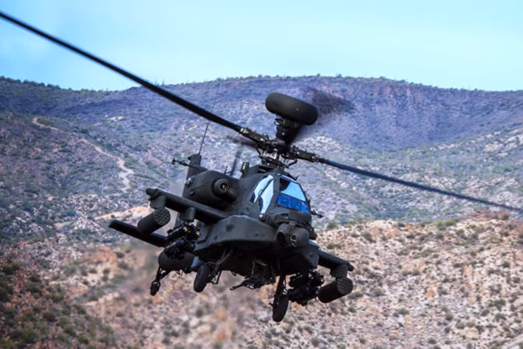 Điểm đặc biệt của Apache là mũ phi công được tích hợp với hệ thống điều khiển khẩu pháo 30mm, giúp khẩu pháo này chuyển hướng theo góc nhìn của phi công. Ảnh: Boeing.