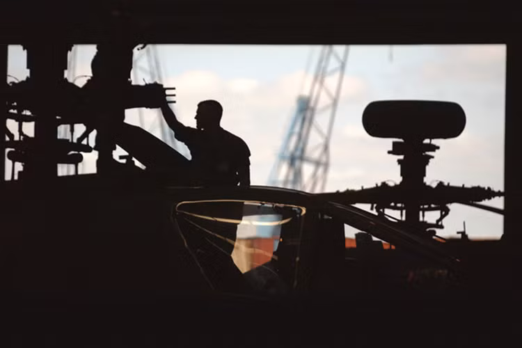 Ưu thế của AH-64 Apache so với các chiến đấu cơ phản lực trên chiến trường đô thị là khẩu pháo 30 mm có sức công phá cực lớn ở tầm gần. Ảnh: Boeing.