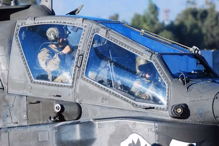 AH-64 Apache có thiết kế tiêu chuẩn dành cho trực thăng tấn công, với buồng lái hai phi công. Phi công phía trước điều khiển máy bay, còn phi công phía sau kiểm soát hệ thống vũ khí. Ảnh: military.
