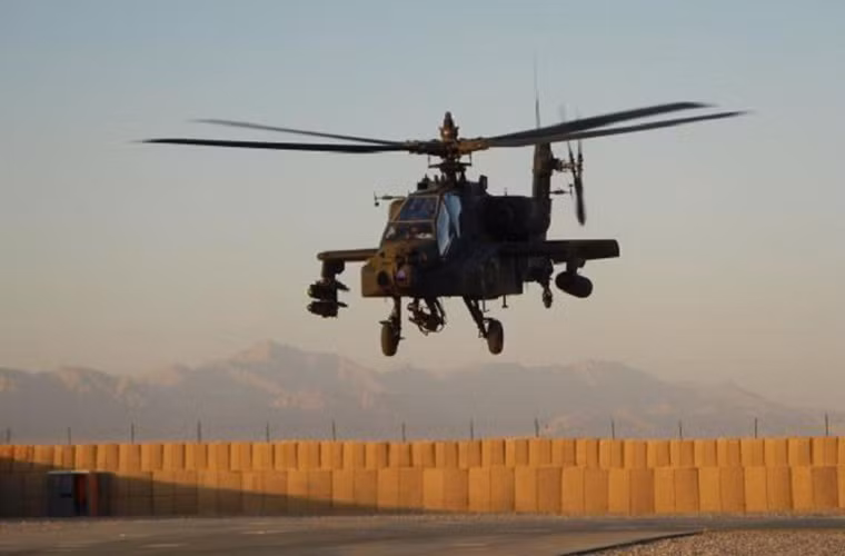 Bên cạnh hệ thống radar, AH-64 Apache còn được trang bị các hệ thống cảm biến cực nhạy TADS AN/ASQ-170 được gắn phía trước mũi máy bay. Ảnh: military.