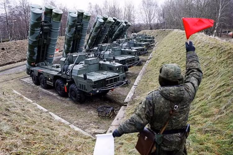 Vai trò chính của S-400 là tạo lập chiếc ô phòng không bảo vệ các mục tiêu mặt đất tránh khỏi cuộc tập kích đường không bằng máy bay của đối phương. Lợi thế triển khai đồng thời hàng trăm tên lửa cùng lúc của S-400 giúp nó ăn đứt THAAD trong khoảng tác chiến phòng không. Nguồn ảnh: En Son Haber