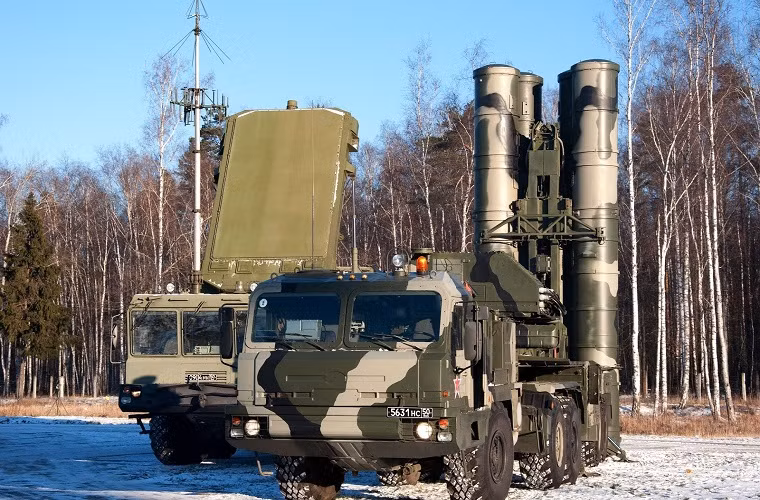 Đáng tiếc rằng khả năng này của đài 91N6, 92N2 hay 96L6 thuộc S-400 không đủ tinh vi như AN/TPY-2 trang bị cho THAAD, độ sai lệch mặc dù không quá lớn nhưng như đã nói ở trên, đối phó với mục tiêu có tốc độ quá nhanh (lên tới 5 - 6 km/s) mà không ngoại suy và dẫn tên lửa đánh chặn lên “chặn đầu” thì gần như cầm chắc thất bại, vì tên lửa đánh chặn có ngoặt nhanh đến mấy cũng không kịp. Nguồn ảnh: delfi.lt.