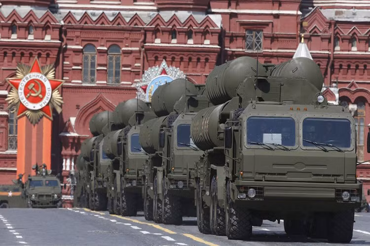 Với những tính năng kỹ chiến thuật kể trên, S-400 và THAAD rõ ràng không dùng để thay thế lẫn nhau mà phải được triển khai song song để bù trừ nhược điểm của nhau. Vì vậy việc Saudi Arabia sau khi đã ký hợp đồng trị giá 15 tỷ USD để mua các hệ thống THAAD vẫn tiếp tục đặt hàng S-400 là không có gì khó hiểu. Nguồn ảnh: Strategic Culture.