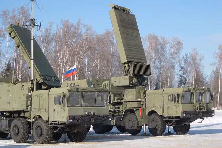 Mặc dù các loại đạn trang bị cho S-400 có khả năng vận động tốt hơn THAAD rất nhiều, nhưng để đánh chặn tên lửa đạn đạo tầm xa thì đài radar dẫn bắn vẫn yêu cầu phải tính toán được đường bay dự kiến của mục tiêu để đưa đạn 48N6E3 hay 40N6 tới cự ly thật sát. Nguồn ảnh: New Europe