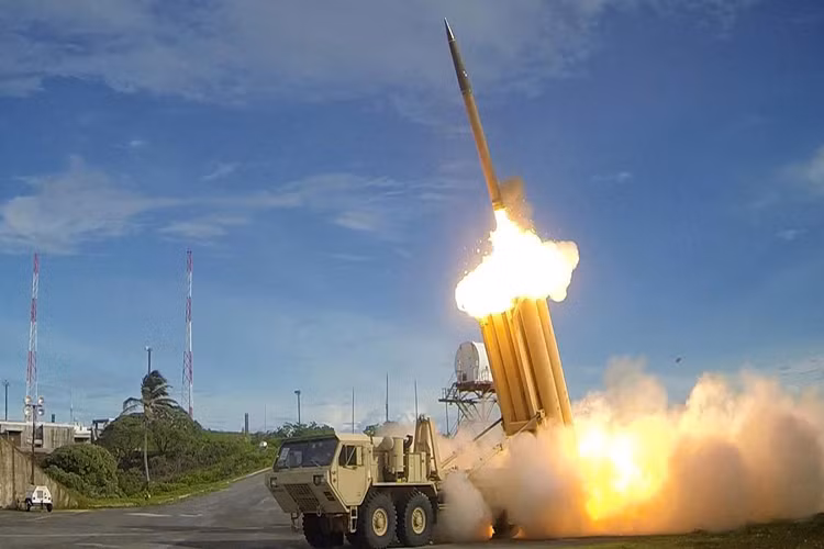 Đầu tiên khi so sánh tính năng, THAAD là một tổ hợp được thiết kế chuyên để tiêu diệt các loại tên lửa đạn đạo tầm xa khi chúng bước vào giai đoạn xâm nhập trở lại bầu khí quyển, đây là nhiệm vụ chủ chốt và gần như là duy nhất của nó. Nguồn ảnh: foxnews.com.