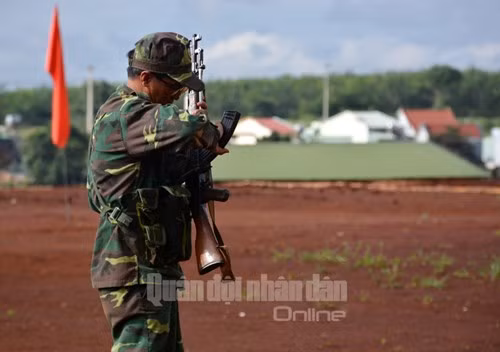 Lắp hộp tiếp đạn, chuẩn bị thực hành tư thế đứng bắn.