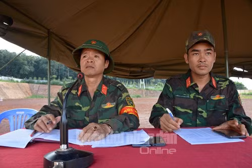 Chăm chú theo dõi, ghi chép tỉ mỉ kết quả bắn của từng quân nhân.