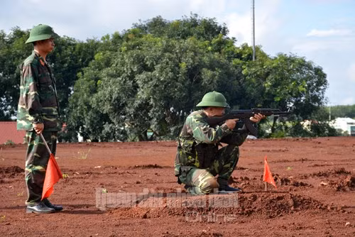 Thực hiện bài bắn, các QNCN sẽ bắn ở 3 tư thế: đứng, quỳ, nằm.
