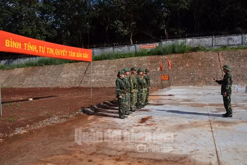 Lãnh đạo Sư đoàn Bộ binh dự bị động viên 15 động viên các đồng chí chuẩn bị bước vào bắn đạn thật.