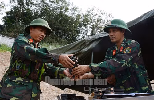 Cấp phát đạn cho các đồng chí tham gia bắn đạn thật.