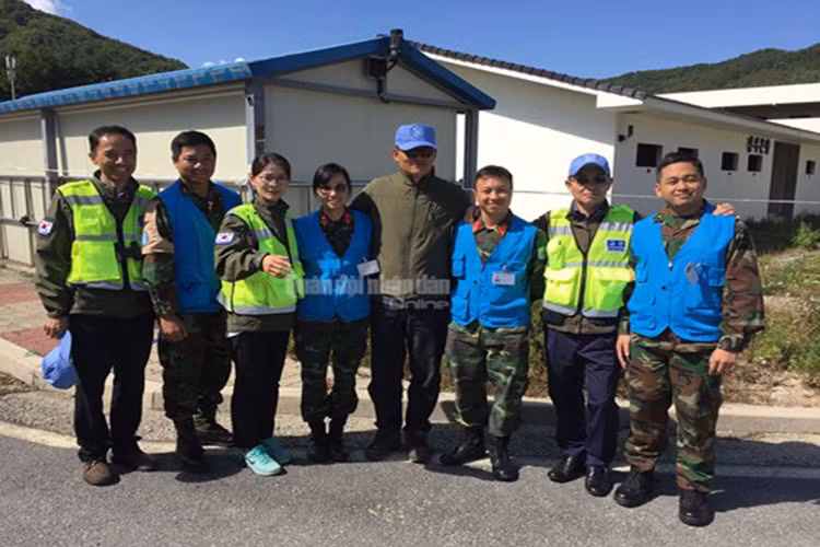 Thiếu tá Đỗ Thị Hằng Nga rạng rỡ bên các sĩ quan quân đội các nước trong khóa tập huấn tiền triển khai GGHB tại Hàn Quốc (vào tháng 8 năm 2017).