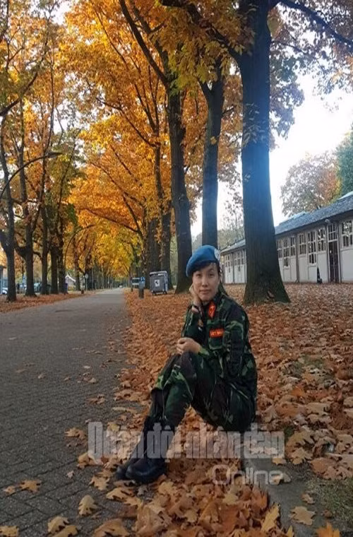 Thiếu tá Đỗ Thị Hằng Nga xinh đẹp trong khung cảnh lãng mạn mùa thu tại Hà Lan (Ảnh chụp trong một ngày nghỉ khi Hằng Nga tham gia khóa tập huấn Quan sát viên quân sự tại Hà Lan, vào tháng 10-2016).
