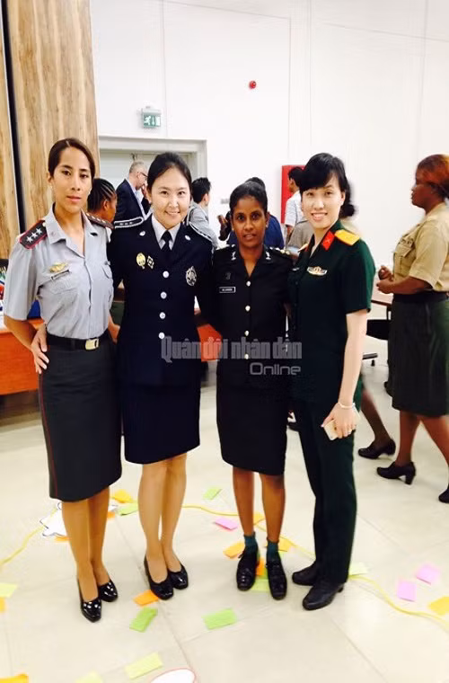 Thiếu tá Đỗ Thị Hằng Nga và các nữ sĩ quan quân đội các nước trong khóa tập huấn tiền triển khai GGHB tại Uganda (vào tháng 11-2016).