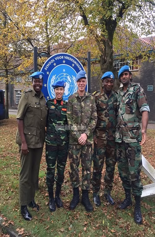 Thiếu tá Đỗ Thị Hằng Nga thân thiện với các sĩ quan các nước tại Hà Lan.