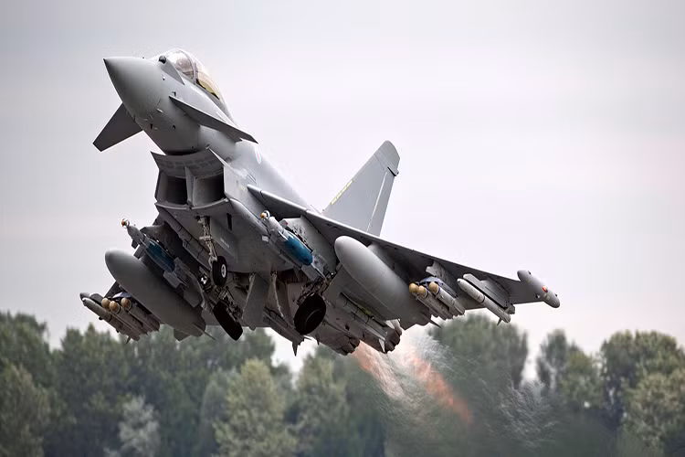 Dĩ nhiên với kỳ vọng như vậy, Eurofighter Typhoon phải là mẫu chiến đấu cơ tốt nhất lục địa già này và khả năng của nó phải vượt xa các dòng tiêm kích cùng loại trên thế giới. Kể từ khi đưa vào trang bị từ đầu những năm 2000 cho tới nay Eurofighter Typhoon ít nhiều đã thể hiện được điều này. Nguồn ảnh: airsoc.com.