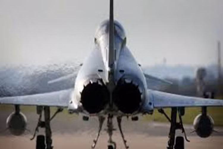 Vậy có lẽ Không quân Tây Ban Nha cũng nên nghiêm túc xem xét lại quy trình bảo dưỡng và công tác đào tạo phi công của mình trước khi đổ hết trách nhiệm cho Eurofighter Typhoon. Hoặc ít ra họ cũng nên tìm ra được nguyên nhân dẫn đến các sự cố này, để có thể khắc phục lỗi trên tất cả những chiếc Eurofighter Typhoon đang hoạt động không chỉ ở châu Âu và cả các quốc gia khác. Nguồn ảnh: Sky News.