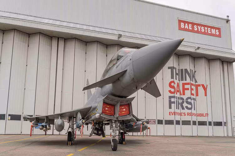 Ở thời điểm mới xuất hiện Eurofighter Typhoon được ví như như “Leopard 2” trên không dòng xe tăng chủ lực đang được quân đội các nước châu Âu sử dụng. Và nó hoàn toàn xứng đáng cho vị trị chiến đấu cơ hàng đầu của quân đội liên minh châu Âu. Nguồn ảnh: Aviation International.