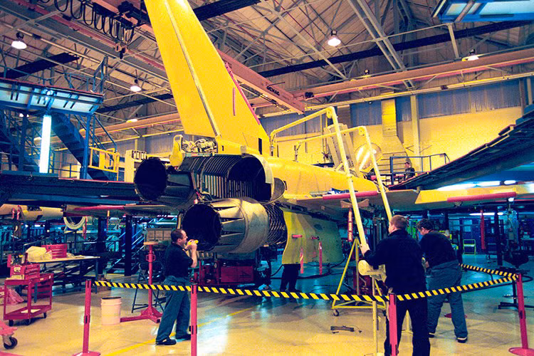 Việc sử dụng quá nhiều công nghệ hàng không khác nhau lên trên cùng một thiết kế cũng có thể khiến Eurofighter Typhoon không thực sự hoạt động hoàn hảo. Ngay cả khi định hướng thiết kế của Eurofighter Typhoon là tiêm kích đa năng nhưng nó đang phải làm nhiều hơn những gì mình có thể gánh vác. Nguồn ảnh: Alamy.