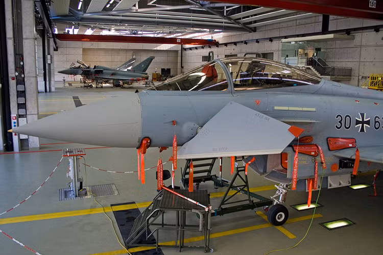 Các vụ tai nạn gần đây của Eurofighter Typhoon đang khiến dư luận hoài nghi về khả năng của dòng chiến đấu cơ này, khi nó được xem là biểu tượng của ngành công nghiệp hàng không của châu Âu. Bản thân Eurofighter Typhoon cũng là sản phẩm được chế tạo bởi liên doanh các tập đoàn hàng không đứng đầu châu Âu gồm British Aerospace, DASA, Aeritalia và CASA. Nguồn ảnh: airheadsfly.com.