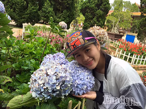 Chị Nguyễn Thùy Trúc Hằng hiện tại đang sinh sống và làm việc tại Thành phố Hồ Chí Minh. Dành toàn bộ diện tích sân thượng cho việc làm vườn, chị Hằng đã khéo tay tạo nên hai vườn rau sạch xanh tốt với tổng diện tích 50m2 khá ấn tượng. Ảnh: Chị Nguyễn Thùy Trúc Hằng - Bà mẹ trẻ 9X có niềm đam mê làm vườn. Nguồn ảnh: Trúc Hằng.