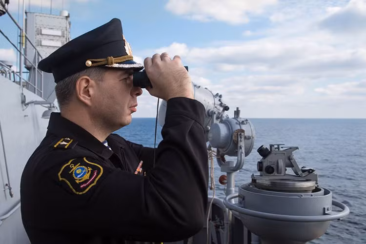 Lực lượng nòng cốt của Hạm đội Caspian chính là các tàu hộ vệ mang tên lửa lớp Buyan-M thuộc Project 21631, mang theo các tên lửa hành trinh Kalibr-NK hoặc tên lửa chống hạm siêu thanh P-800 Onix cùng nhiều loại vũ khí khác, tất cả chỉ gói gọn trong một tàu chiến có lượng giãn nước chưa đầy 1.000 tấn. Nguồn ảnh: Bộ Quốc phòng Nga.