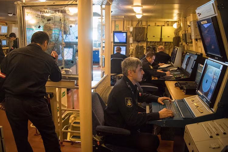 Hạm đội Caspian hiện đang được trang bị ba tàu Buyan-M, tất cả đều được đưa vào biên chế từ năm 2014. Nhìn vào bên trong căn phòng chỉ huy này ta có thể thấy được sự thay đổi rất lớn của Hải quân Nga về mặt trang bị, nó khác biệt hoàn toàn so với các mẫu tàu chiến của Liên Xô trước đây. Nguồn ảnh: Bộ Quốc phòng Nga.