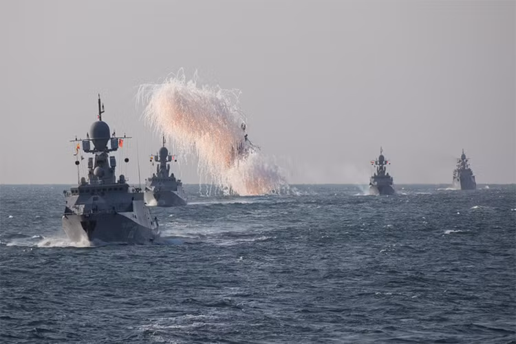 Điều này cho thấy, Quân đội Nga muốn biến Hạm đội Caspian thành một hình mẫu mới cho lực lượng hải quân nước này. Mặt khác các tàu chiến của Hạm đội Caspian không phải là các tàu chiến cỡ lớn mà chỉ có lượng giãn nước từ 500 tấn trở lên nhưng sức mạnh của chúng lại có thể vươn tới tận Syria như những gì mà hạm đội này từng thể hiện vào năm ngoái. Nguồn ảnh: Bộ Quốc phòng Nga.