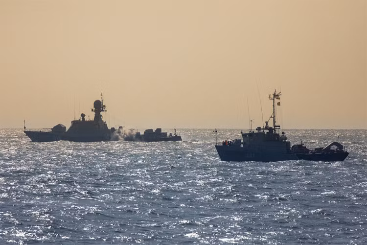 Bên cạnh các tàu Buyan và Buyan-M, Hạm đội Caspian còn được trang bị hai tàu hộ vệ tên lửa lớp Gepard có lượng giãn nước gần 2.000 tấn, tuy nhiên các tàu này chỉ được trang bị tên lửa chống hạm Kh-35 chứ không đa nhiệm như các tàu Buyan-M. Nguồn ảnh: Bộ Quốc phòng Nga.