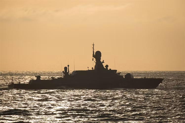 Theo Bộ Quốc phòng Nga, Hạm đội Caspian vừa có đợt diễn tập bắn đạt thật cuối cùng của mùa hè năm nay với sự tham gia của biên đội tàu chiến mạnh nhất của hạm đội này. Đây là một phần trong hoạt động huấn luyện thường niên của Hạm đội Caspian trước khi chuyển sang mùa huấn luyện mới. Nguồn ảnh: Bộ Quốc phòng Nga.